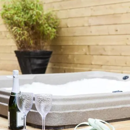 Gisburn Forest Lodge, Hot Tub